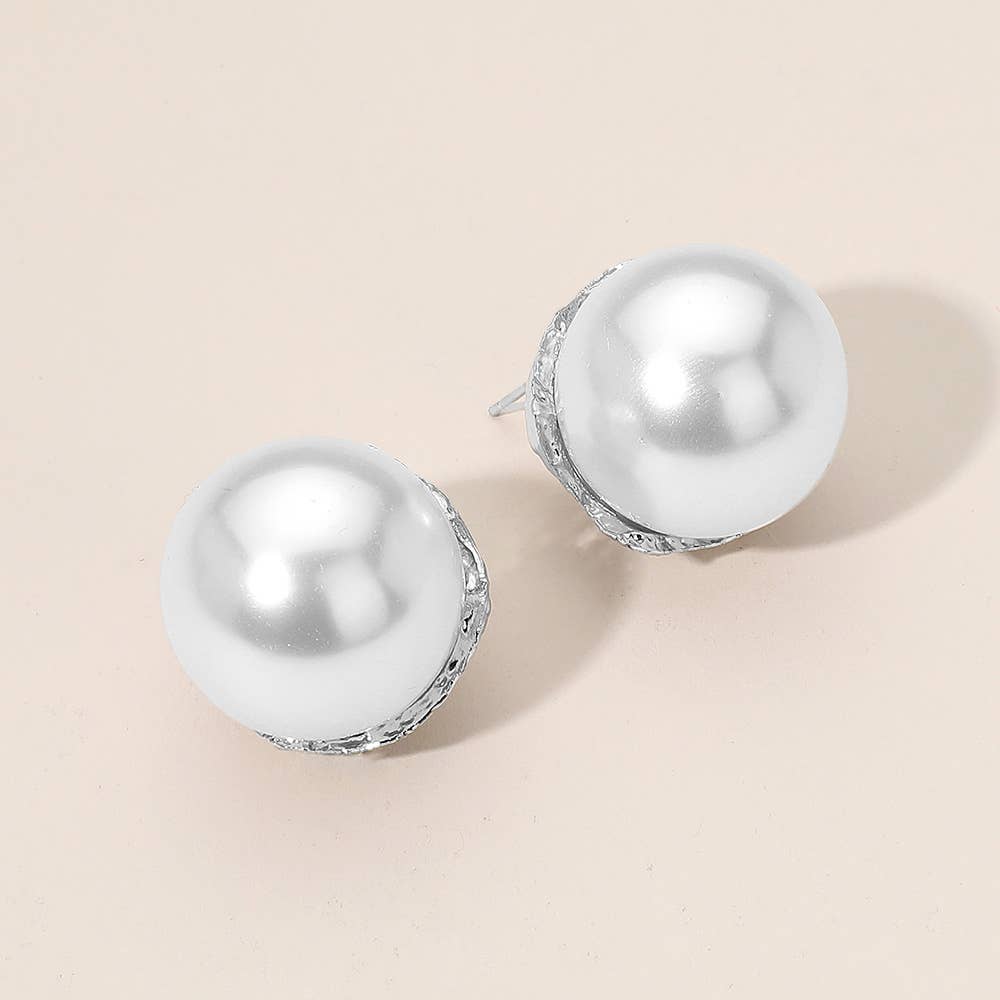 Pearl Earrings: Rhodium White