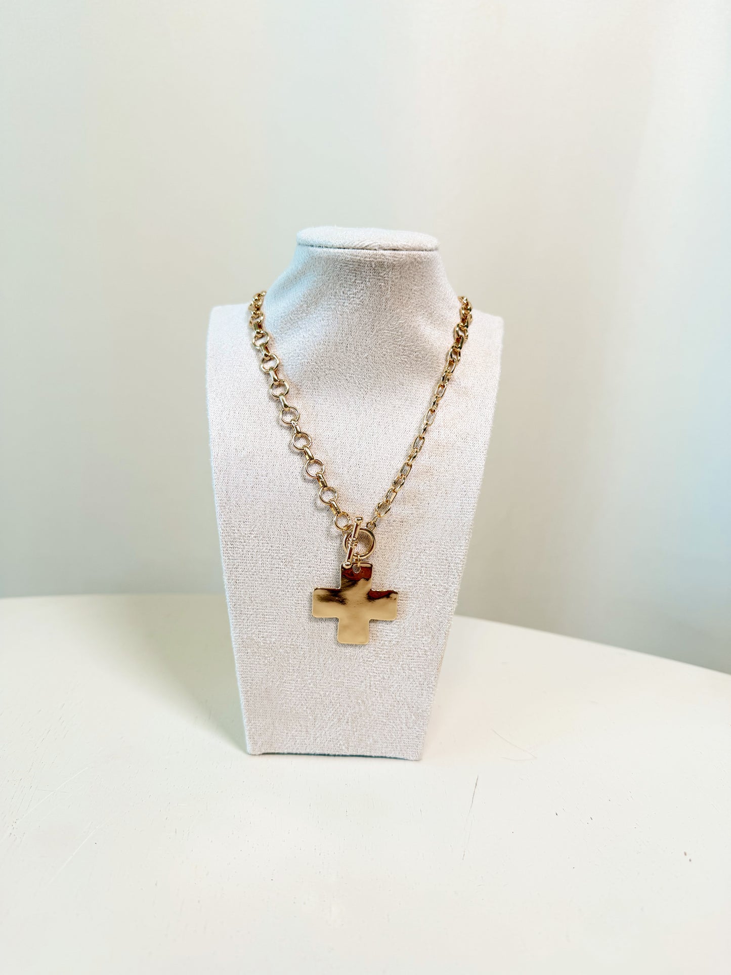 Hammered Metal Cross Pendant Chunky Chain Toggle Necklace: Gold